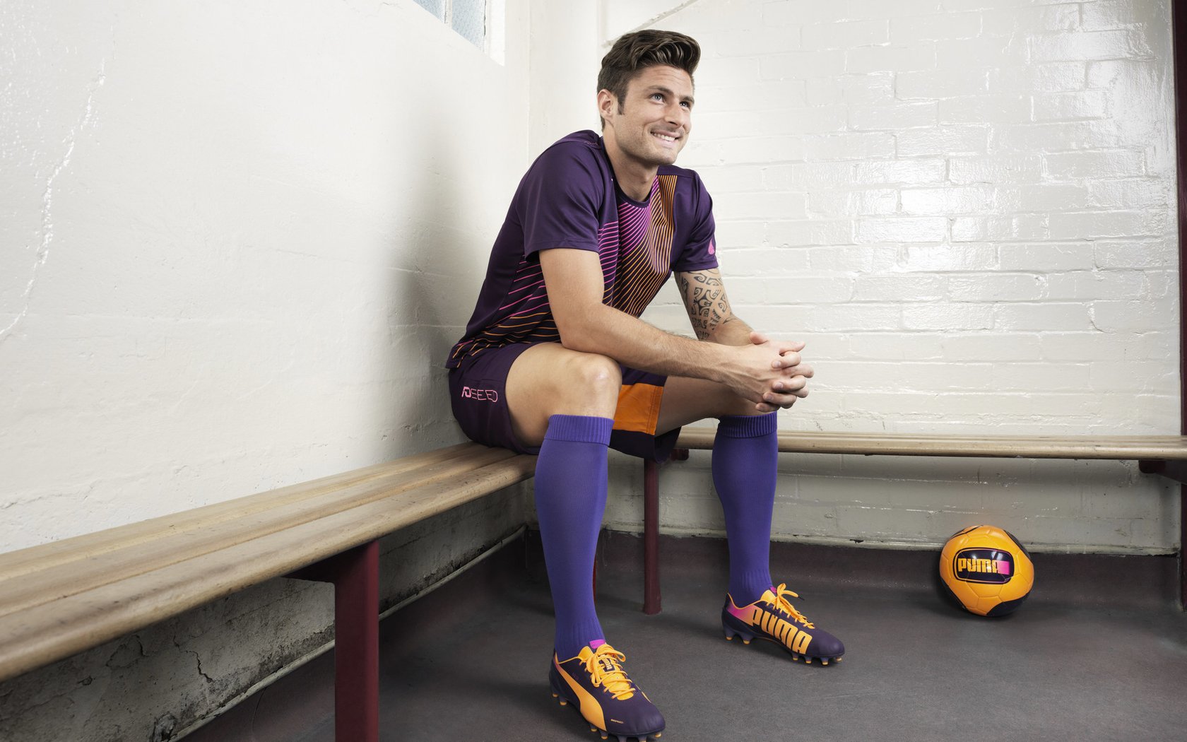 自由泳划频节奏平稳，比赛控制力佳，自由泳划水路线有3种